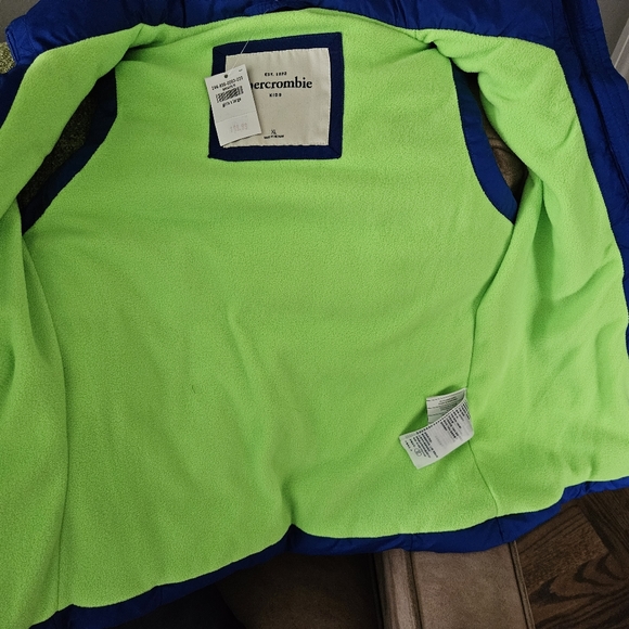 A&F Kids - Girls XL Puffer Vest - Picture 3 of 4